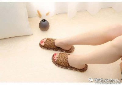 夏季卖什么最赚钱？摆地摊卖拖鞋怎么样_竹藤拖鞋厂家货源批发