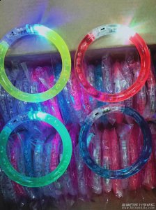 亚克力发光手镯批发，夜市发光玩具货源，LED手镯批发，2019爆款